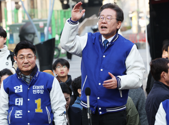 이재명 더불어민주당 대표가 19일 오후 경기도 이천시 중앙로 문화의 광장에서 발언하고 있다.<연합뉴스>